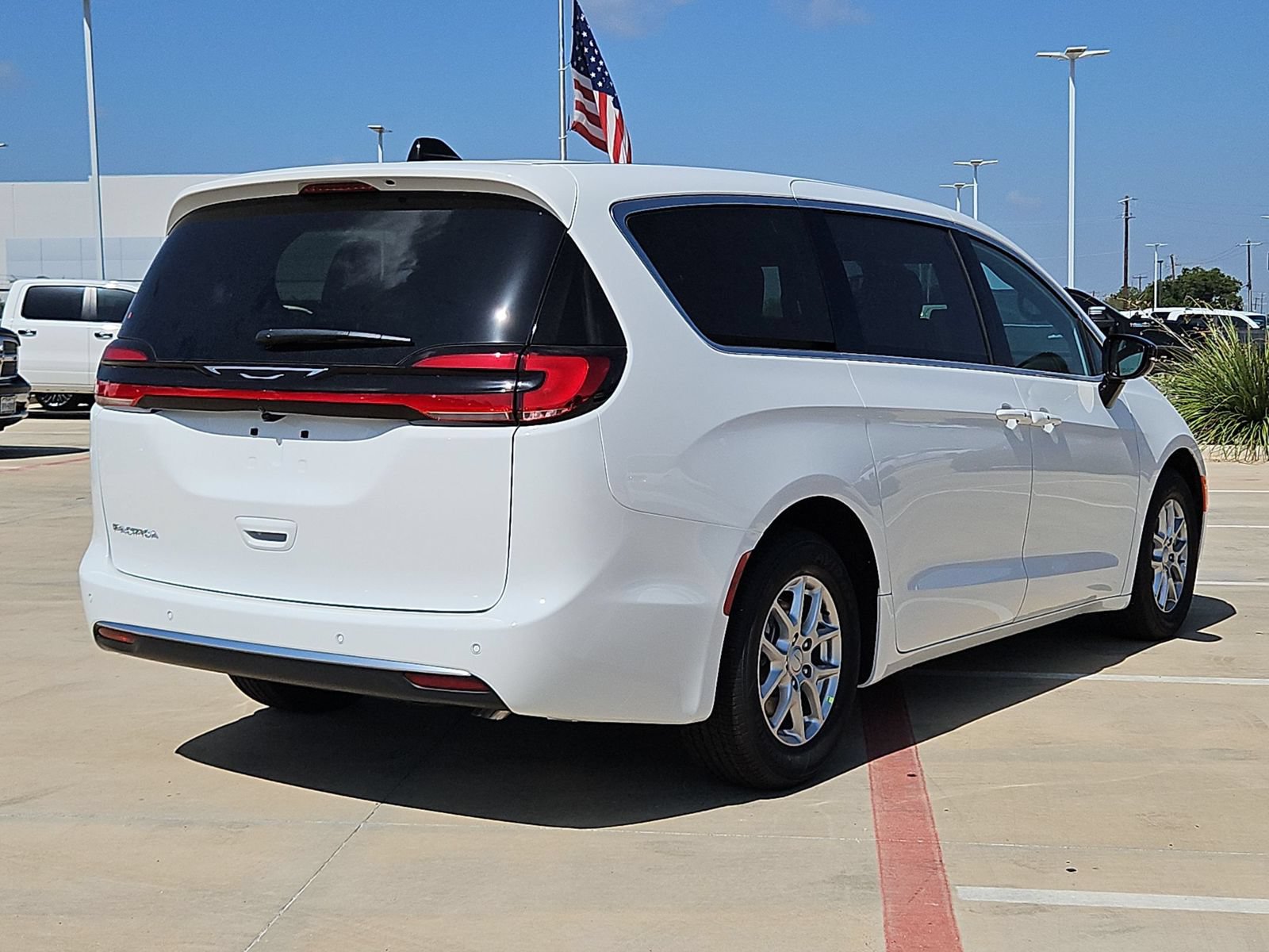 New 2027 Chrysler Pacifica Select FWD image 3