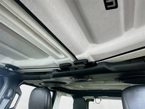 Used 2020 Jeep Wrangler Unlimited Sahara image 20