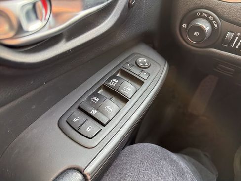 Used 2015 Jeep Cherokee Limited w/ Luxury Group image 20