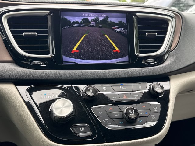 Used 2018 Chrysler Pacifica Touring-L FWD image 31