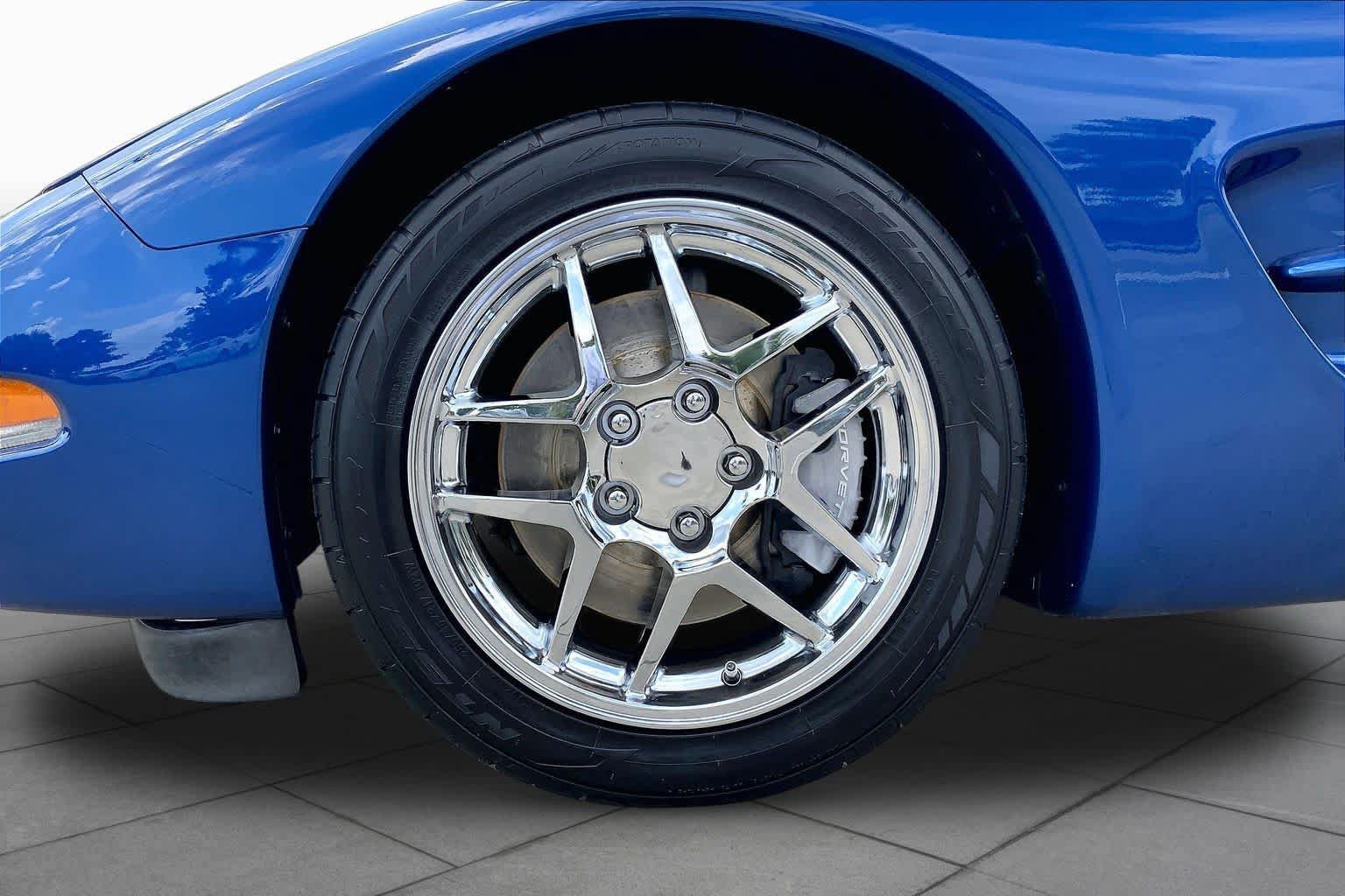 Used 2002 Chevrolet Corvette Coupe RWD image 9