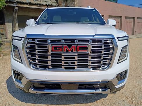 Used 2025 GMC Yukon Denali w/ LPO, Floor Liner Package RWD image 3