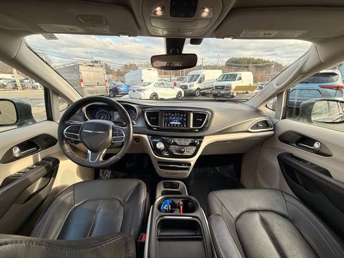 Used 2020 Chrysler Pacifica Touring-L image 17