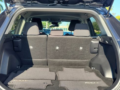 Used 2022 Toyota RAV4 LE image 9