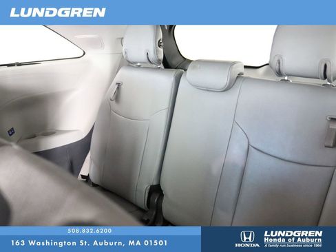 Used 2023 Toyota Sienna Limited image 16