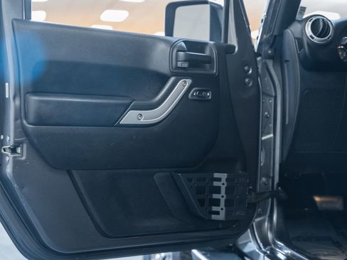 Used 2018 Jeep Wrangler Unlimited Sahara w/ Connectivity Group image 38