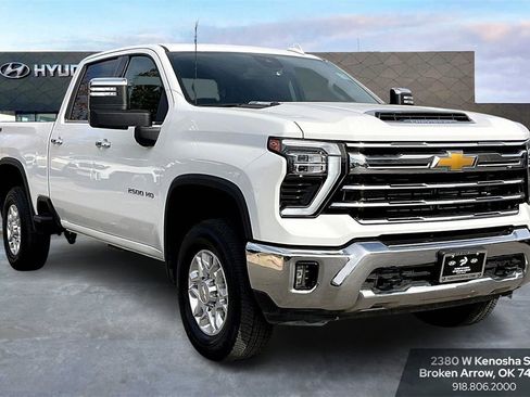 Used 2024 Chevrolet Silverado 2500 LTZ image 2