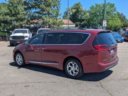 Used 2023 Chrysler Pacifica Limited FWD image 8