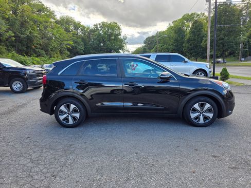 Used 2017 Kia Niro EX image 4