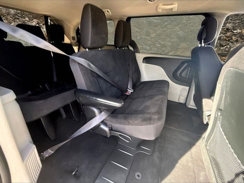 Used 2019 Dodge Grand Caravan SE w/ UConnect Hands-Free Group image 25