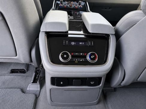 Used 2018 Lincoln Navigator L Select RWD image 9