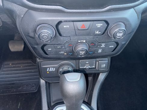 Used 2021 Jeep Renegade Sport image 15