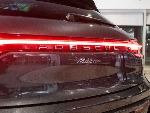 Certified 2022 Porsche Macan image 14