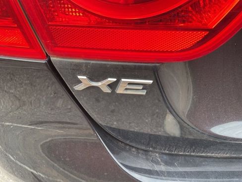 Used 2017 Jaguar XE image 8