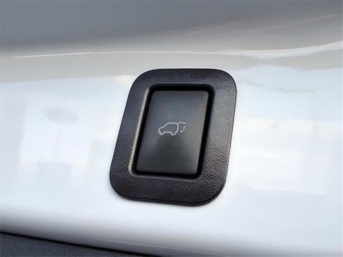 Used 2019 Toyota Highlander SE image 11