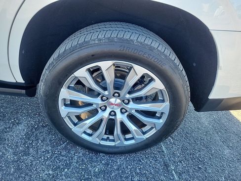 Used 2021 GMC Yukon Denali w/ Denali Premium Package image 9