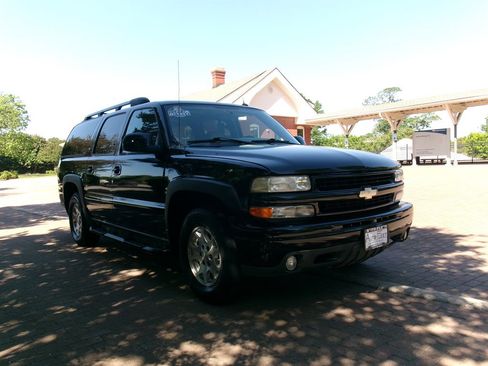 Used 2005 Chevrolet Suburban Z71 w/ Preferred Equipment Group image 3