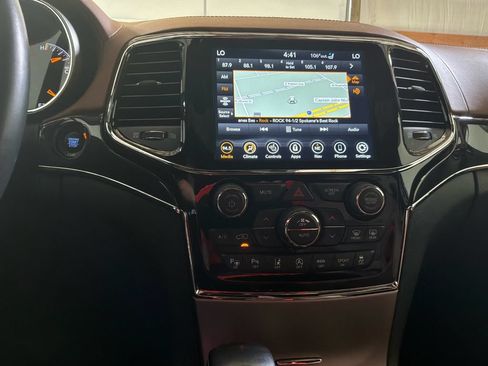 Used 2020 Jeep Grand Cherokee Overland AWD/4WD image 28