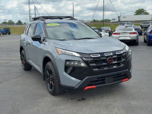 Used 2025 Nissan Rogue SV AWD/4WD image 9