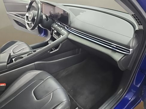 Certified 2025 Hyundai Elantra Limited FWD image 25