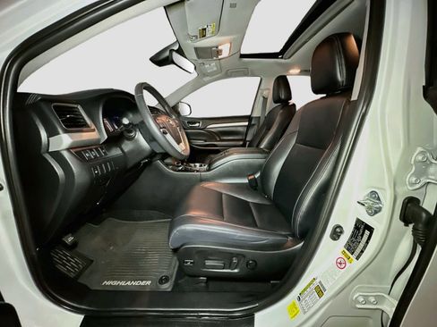 Used 2019 Toyota Highlander XLE AWD/4WD image 23