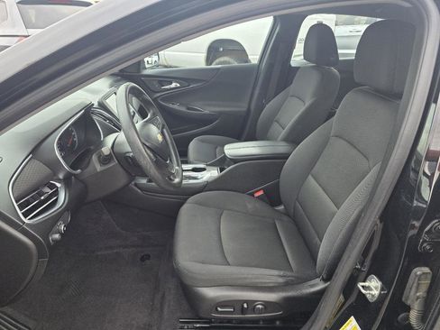 Used 2017 Chevrolet Malibu LT image 9