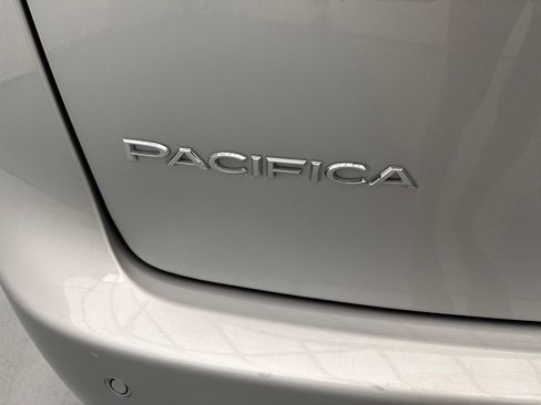 Used 2024 Chrysler Pacifica Limited FWD image 9