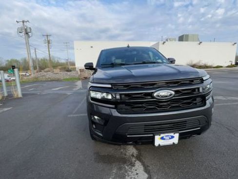 Used 2022 Ford Expedition Limited image 3
