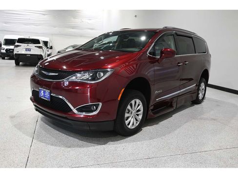 Used 2018 Chrysler Pacifica Touring-L FWD image 10