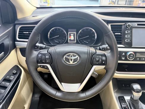 Used 2014 Toyota Highlander XLE image 18