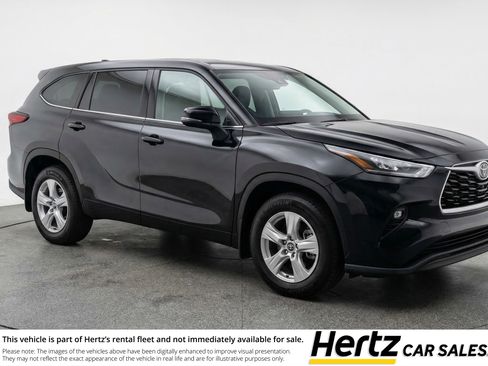 Used 2025 Toyota Highlander LE FWD image 1