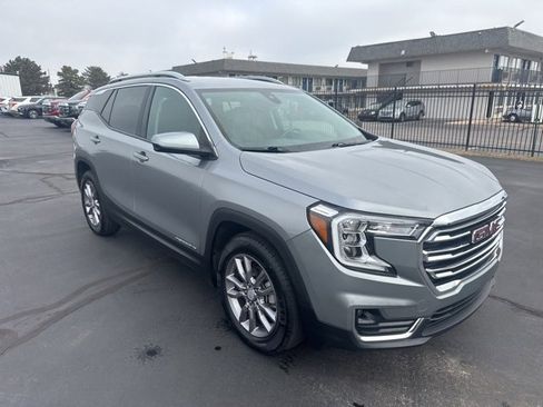 Used 2024 GMC Terrain SLT image 1