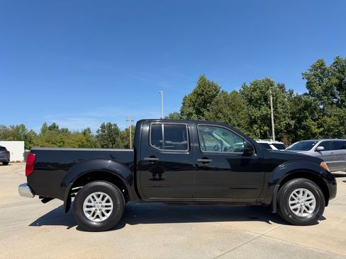 Used 2017 Nissan Frontier SV w/ SV Value Truck Package AWD/4WD image 6