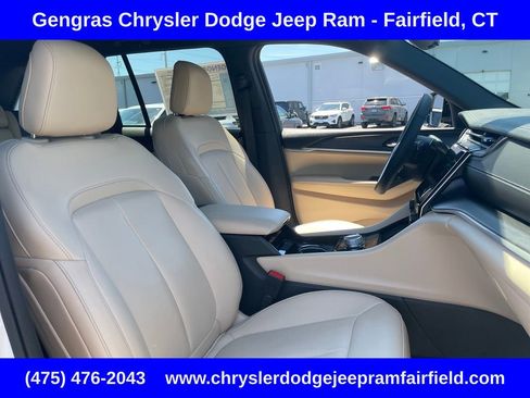 Used 2023 Jeep Grand Cherokee Limited AWD/4WD image 16