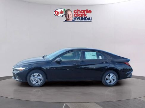 New 2026 Hyundai Elantra SE FWD image 2