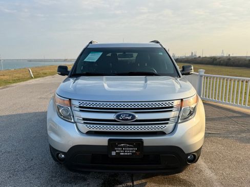 Used 2013 Ford Explorer XLT FWD image 2