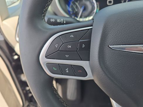 Used 2024 Chrysler Pacifica Touring-L FWD image 22