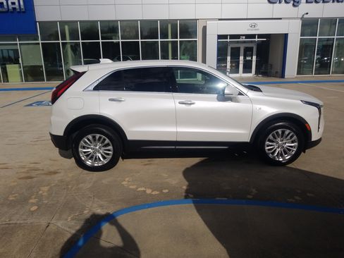 Used 2024 Cadillac XT4 Luxury w/ Cold Weather Package image 8