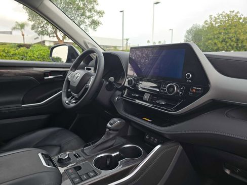 Used 2023 Toyota Highlander Platinum image 10