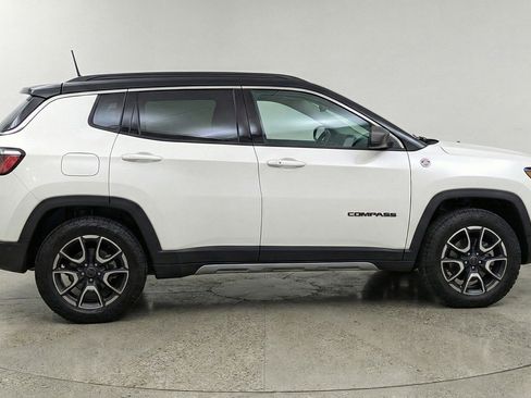 Used 2025 Jeep Compass Trailhawk AWD/4WD image 11