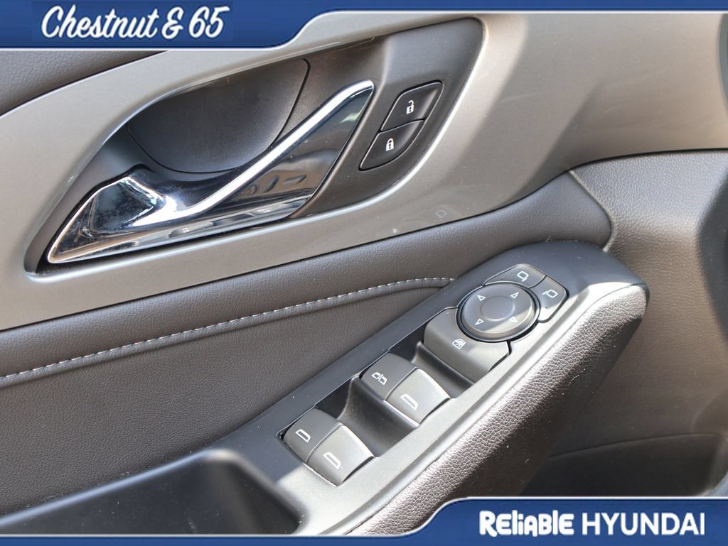 Used 2023 Chevrolet Traverse LT FWD image 24
