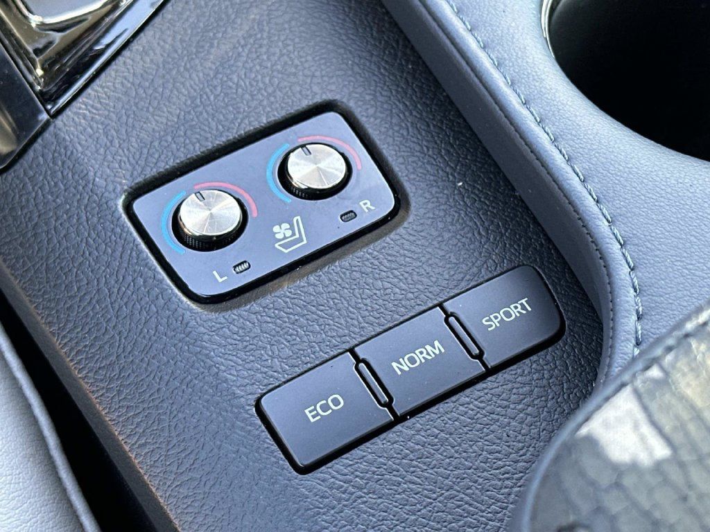 Used 2013 Toyota Avalon Limited FWD image 38