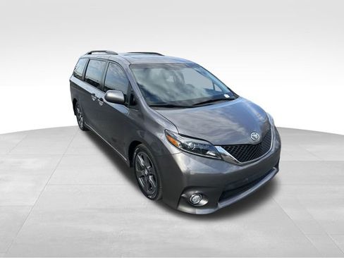 Used 2017 Toyota Sienna SE image 7