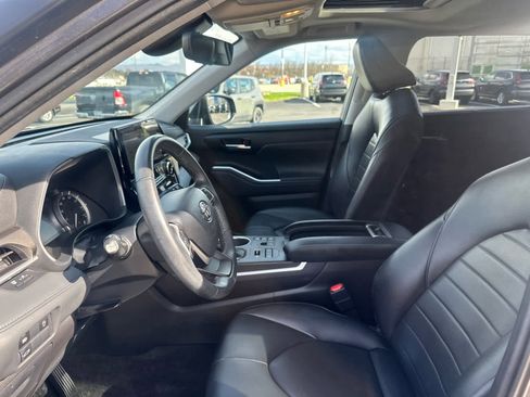 Used 2023 Toyota Highlander XLE AWD/4WD image 22