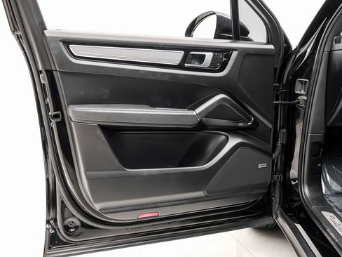 Used 2023 Porsche Cayenne S Platinum w/ Premium Package Plus image 41