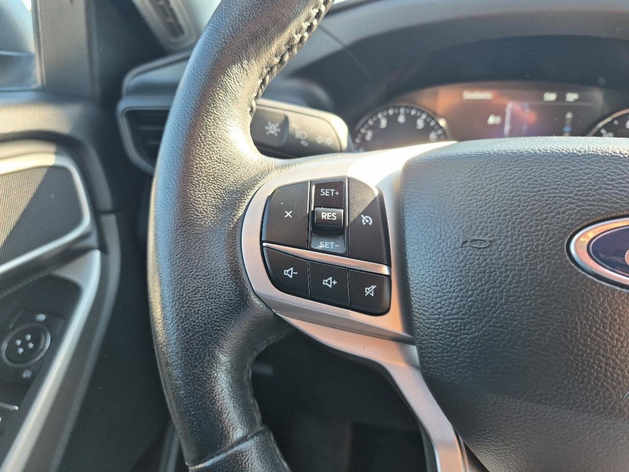 Used 2023 Ford Explorer XLT AWD/4WD image 19