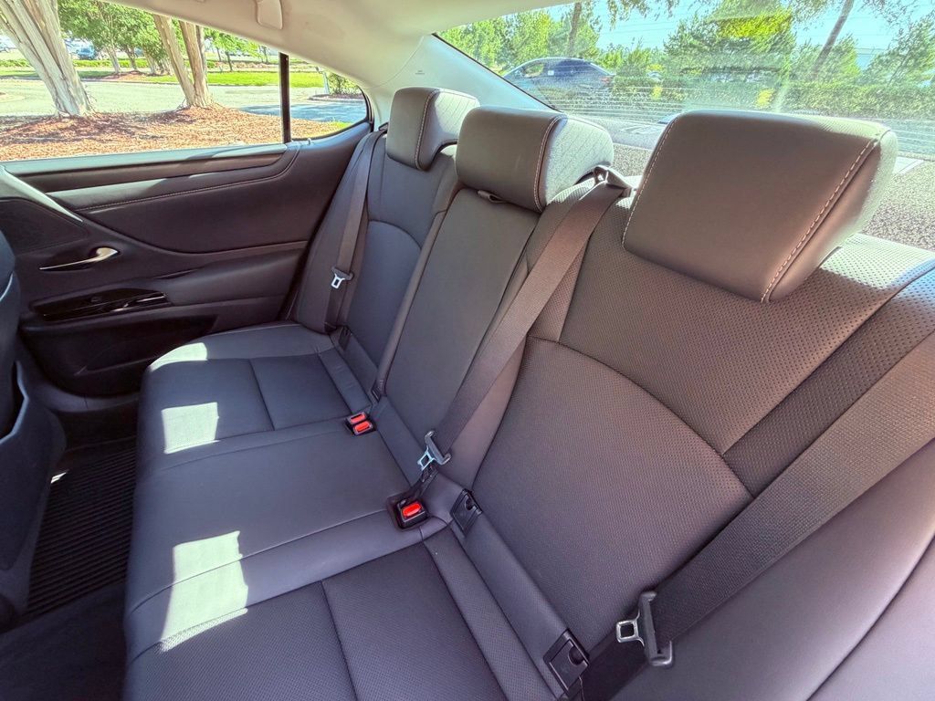 Certified 2022 Lexus ES 300h w/ Premium Package FWD image 15