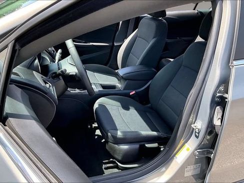 Used 2017 Chevrolet Cruze LT FWD image 19