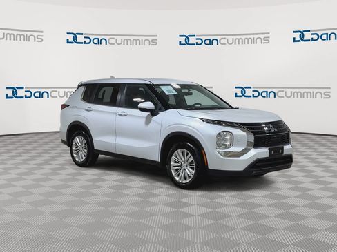 Used 2024 Mitsubishi Outlander ES AWD/4WD image 2