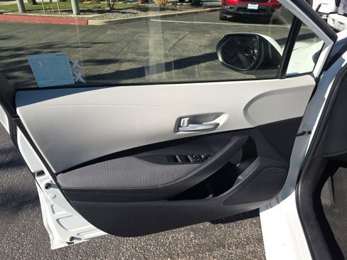 Used 2021 Toyota Corolla LE image 23